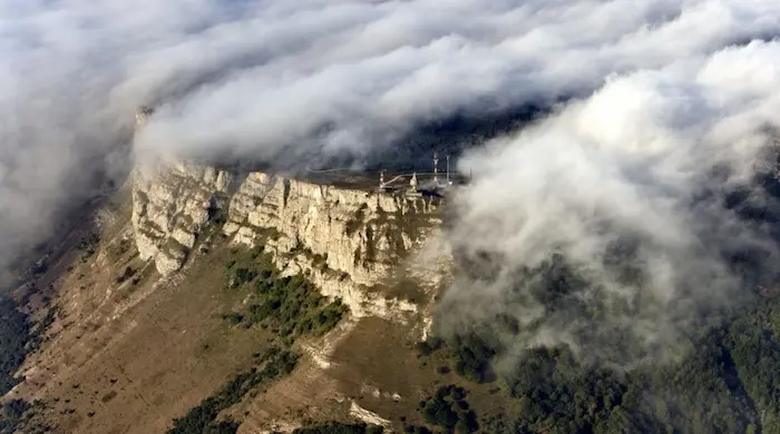Vista aérea del monte Ordunte cubierto por las nubes